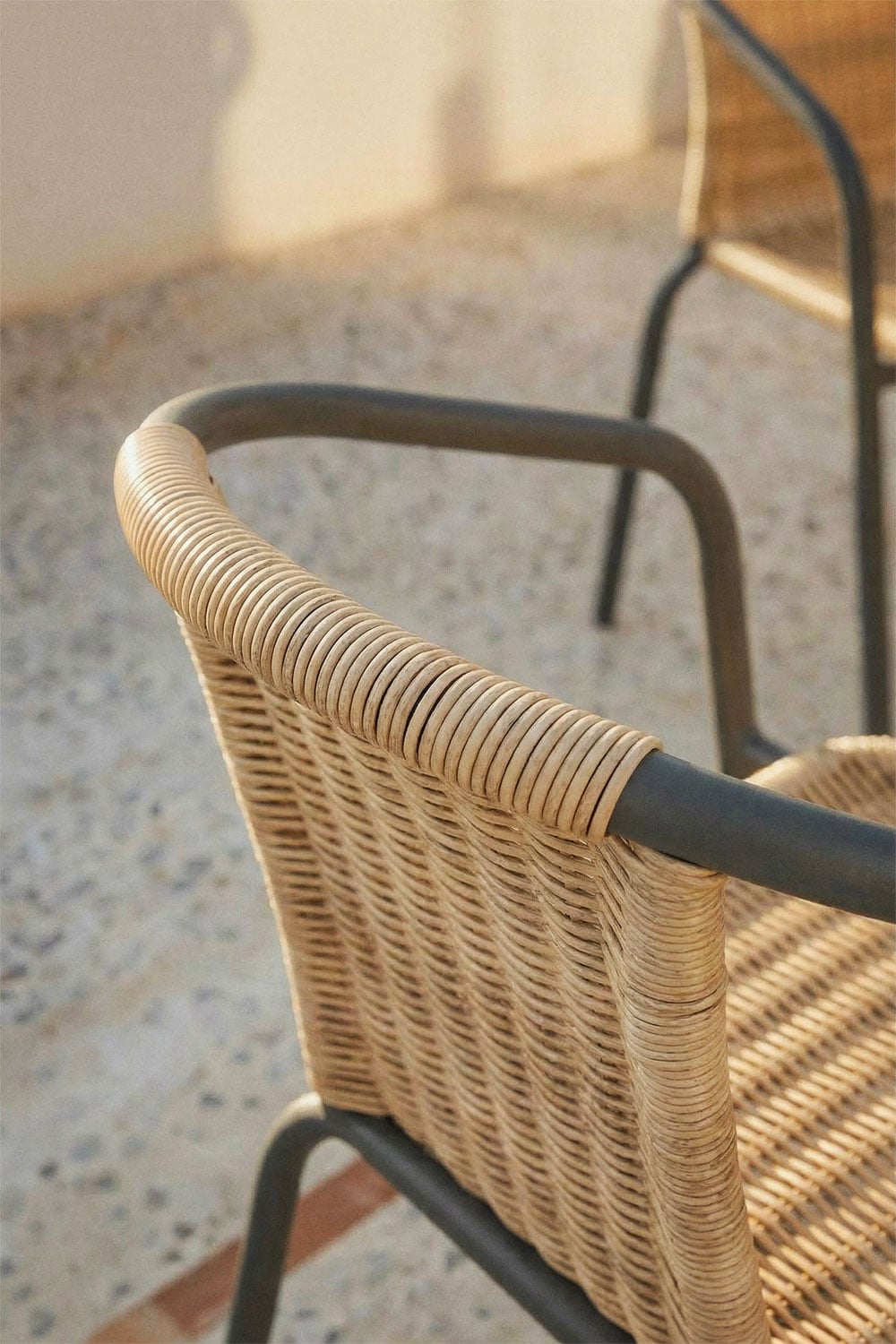 Pack de 2 sillas de jardín apilables con reposabrazos en acero y mimbre sintético Kalymana , imagen de galer&iacute;a 2