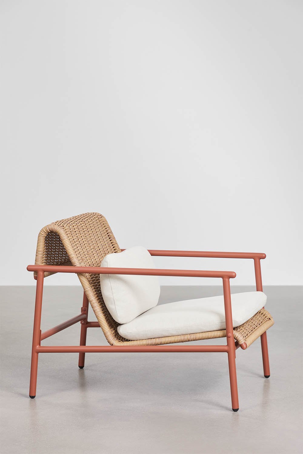 Sillón de jardín con reposabrazos en aluminio y ratán sintético Duroli, imagen de galer&iacute;a 3