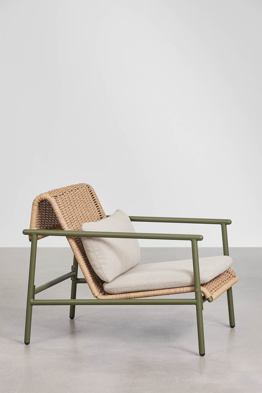 Sillón de jardín con reposabrazos en aluminio y ratán sintético Duroli, imagen de galer&iacute;a 3