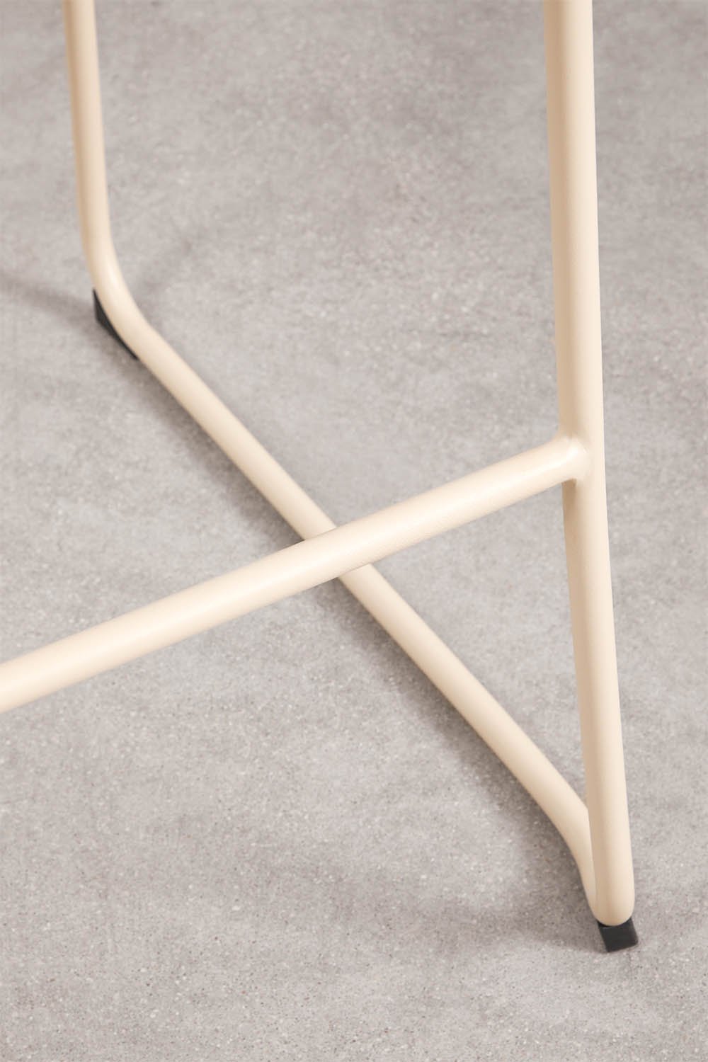 Taburete alto apilable con reposabrazos en mimbre sintético y acero Revia , imagen de galer&iacute;a 5