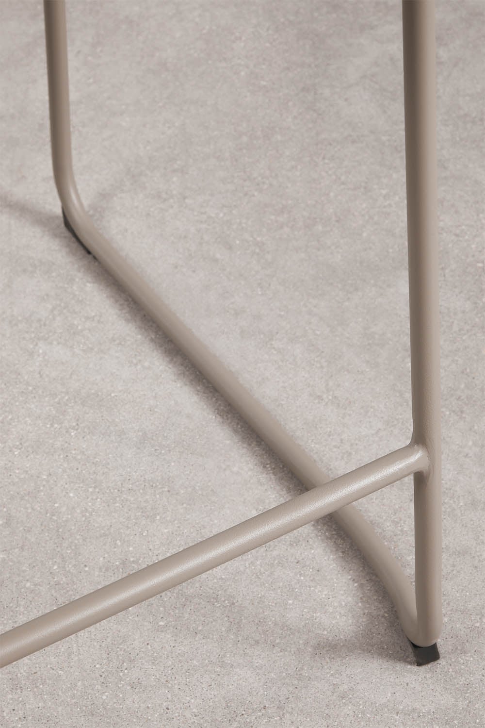 Taburete alto apilable con reposabrazos en mimbre sintético y acero Revia , imagen de galer&iacute;a 5