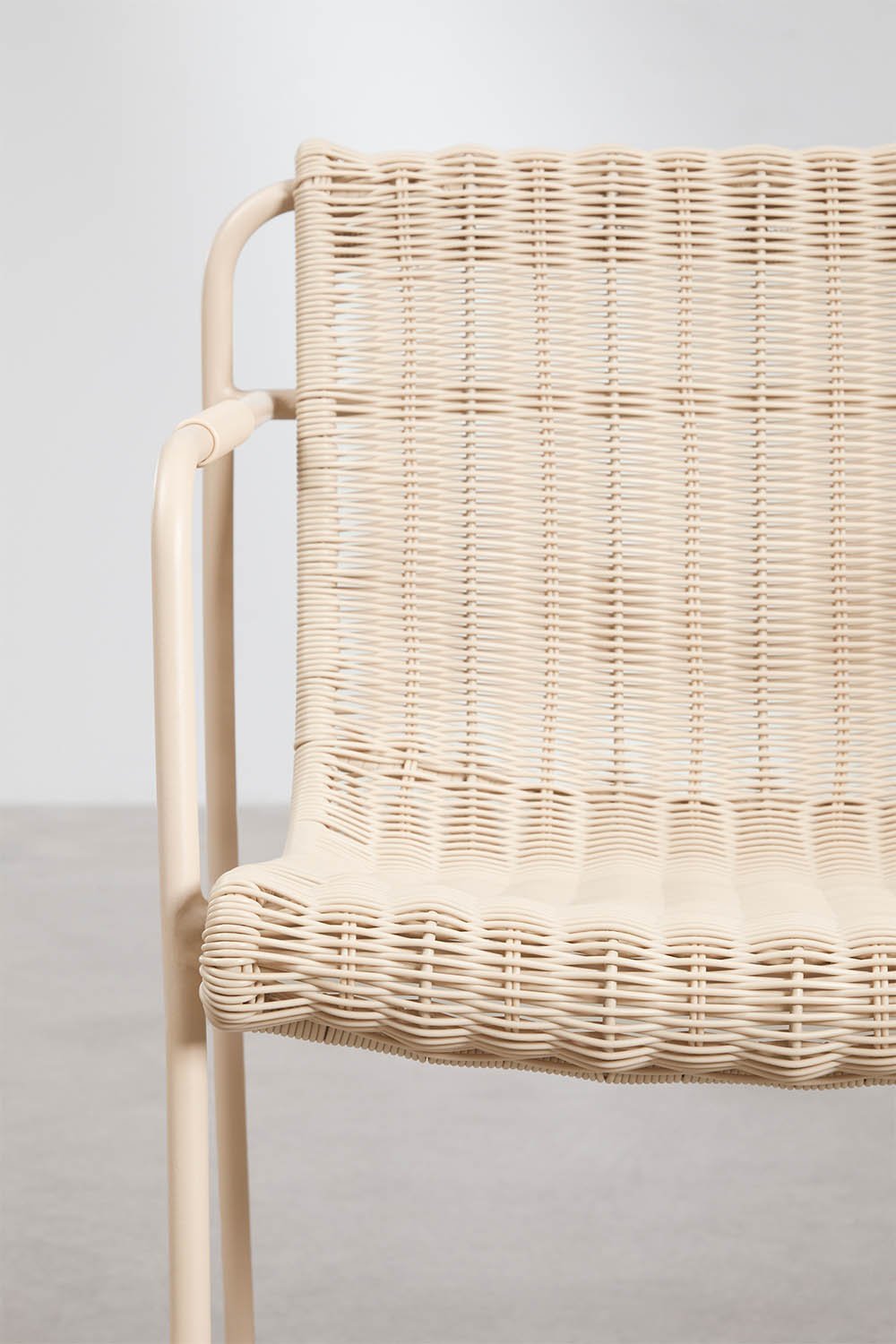 Taburete alto apilable con reposabrazos en mimbre sintético y acero Revia , imagen de galer&iacute;a 4