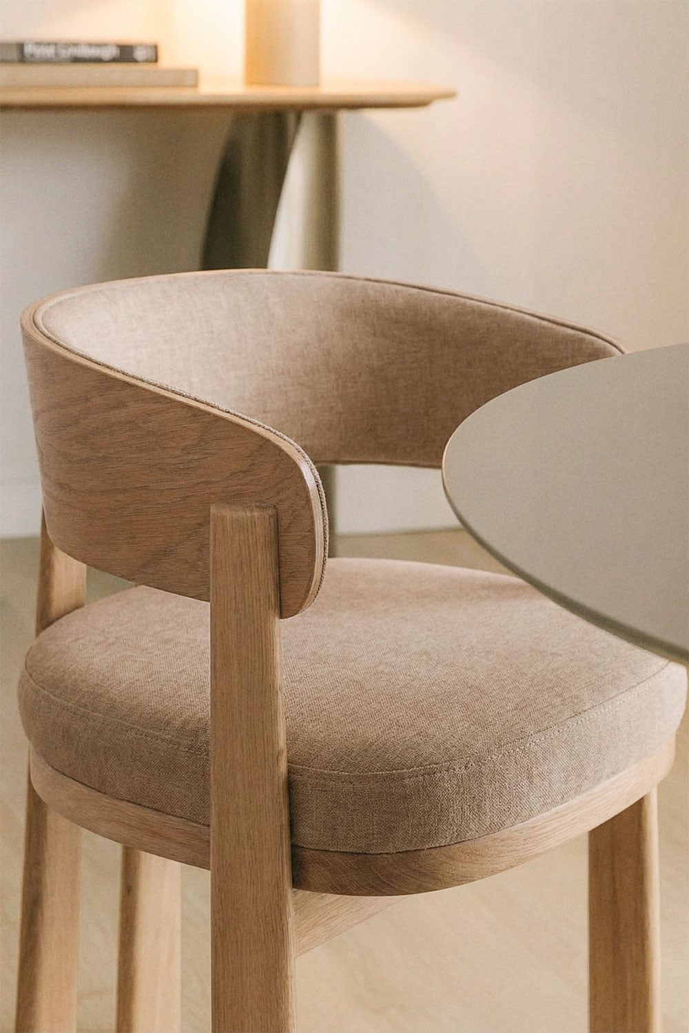 Pack de 2 sillas de comedor con reposabrazos tapizadas y en madera de roble Olea Signature, imagen de galer&iacute;a 2