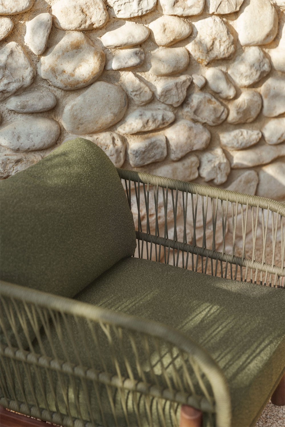 Conjunto de jardín con 2 sillones en cuerda trenzada y mesa de centro en madera de acacia Karvia, imagen de galer&iacute;a 2