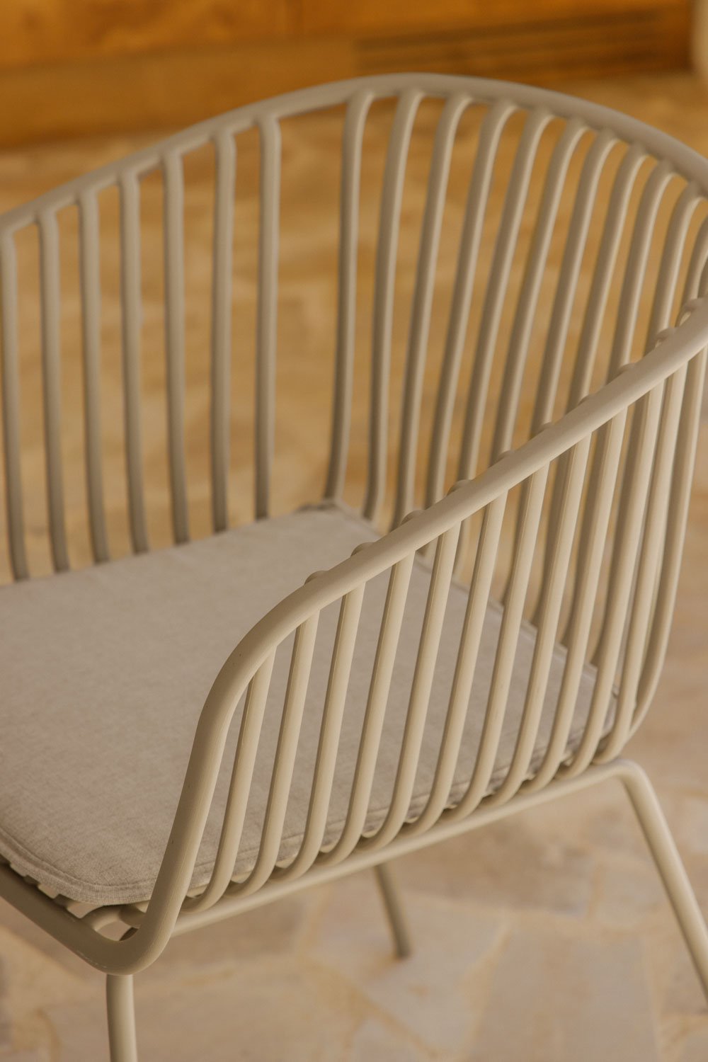 Silla de jardín con reposabrazos en acero y polipropileno Aradina, imagen de galer&iacute;a 2