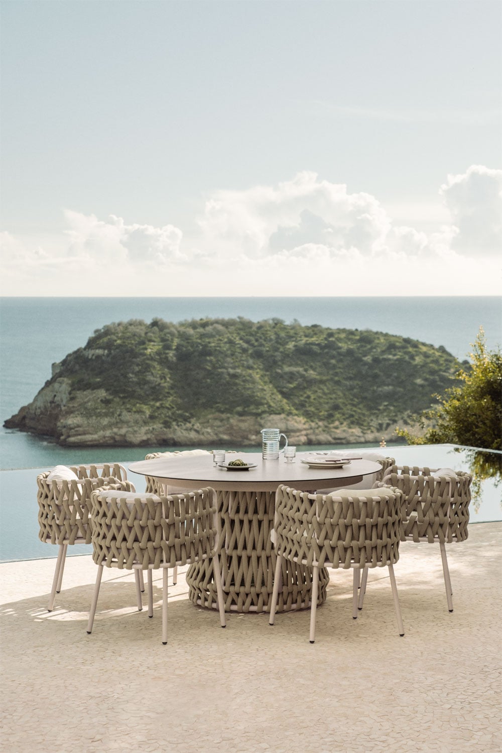 Set de mesa redonda Ø140 cm en cerámica y 6 sillas de jardín con reposabrazos en aluminio y cuerda trenzada Tevary , imagen de galer&iacute;a 1