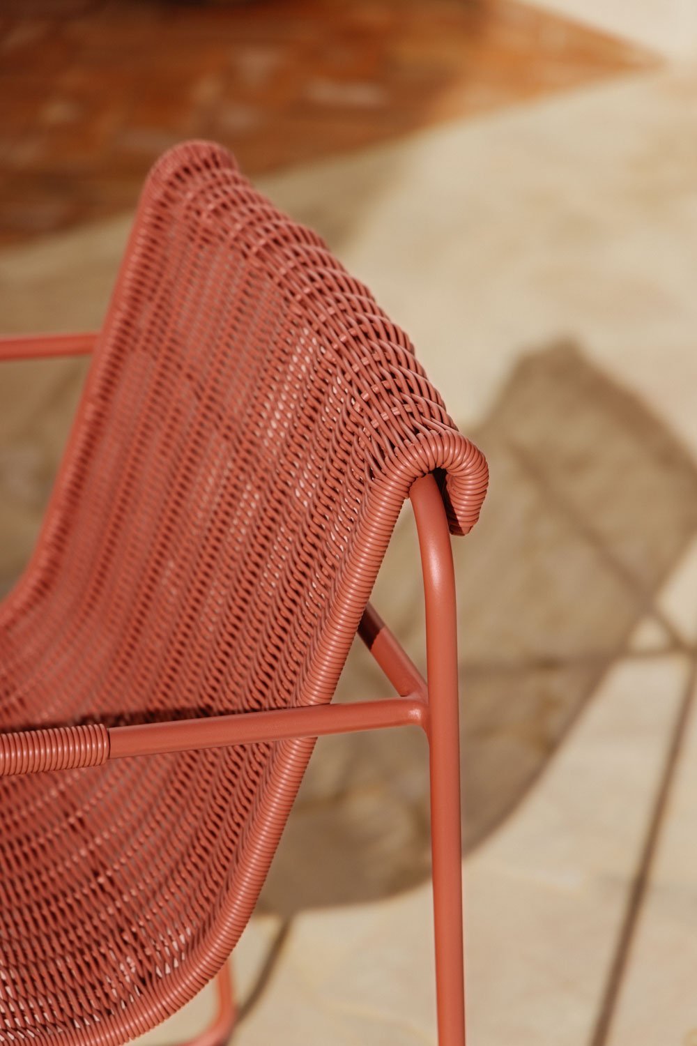 Silla de jardín apilable con reposabrazos en mimbre sintético y acero Revia, imagen de galer&iacute;a 2