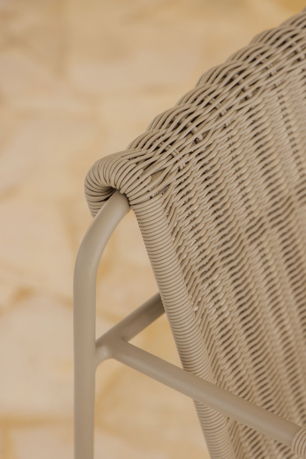 Silla de jardín apilable con reposabrazos en mimbre sintético y acero Revia, imagen de galer&iacute;a 2