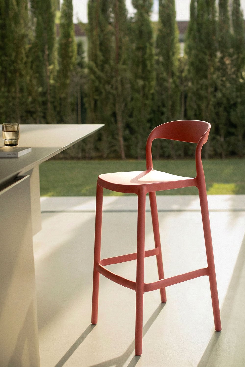 Pack de 2 taburetes altos de jardín apilables en polipropileno Brenza, imagen de galer&iacute;a 1