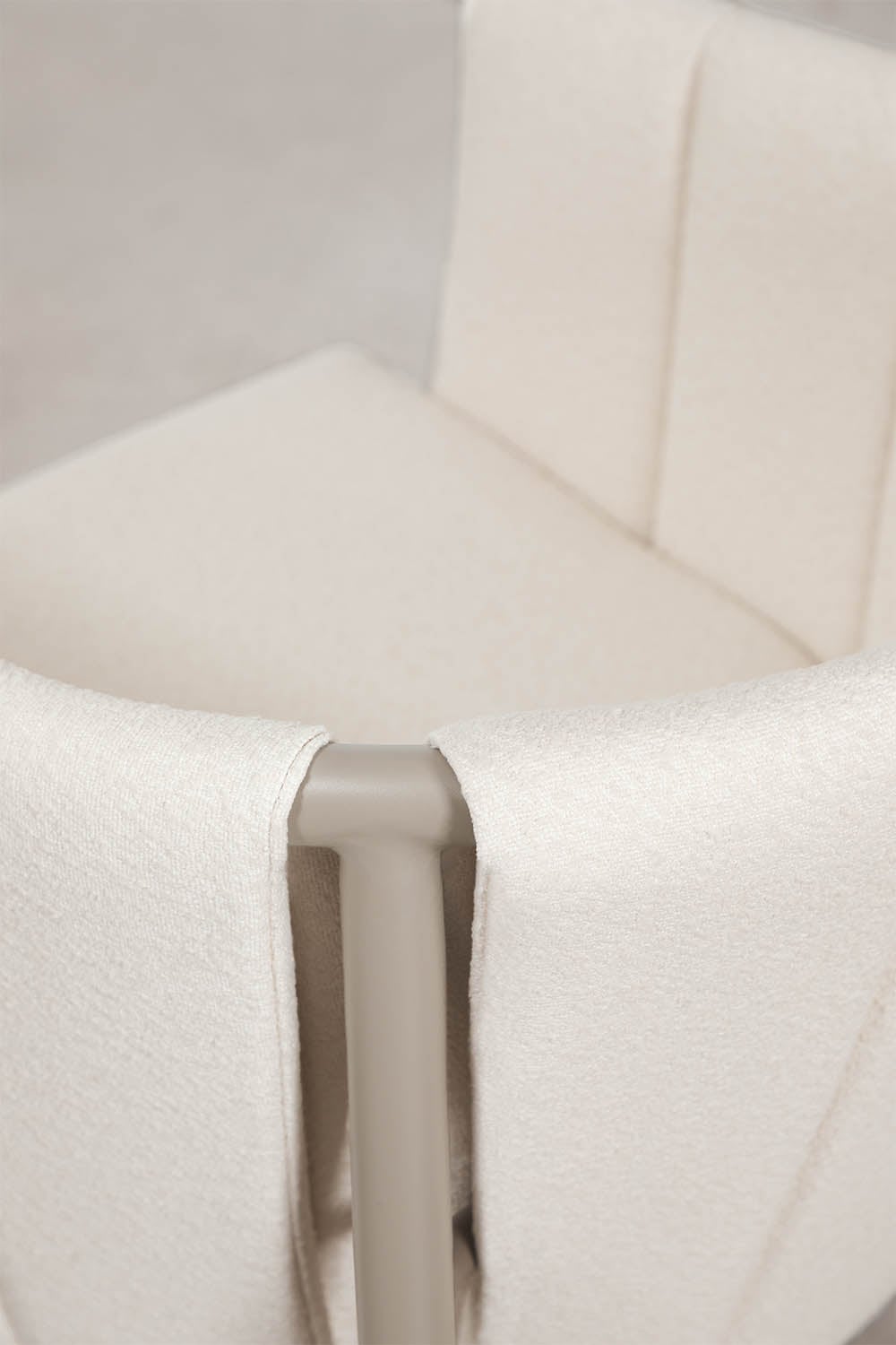 Silla de jardín con reposabrazos en bouclé y aluminio Boleni, imagen de galer&iacute;a 7