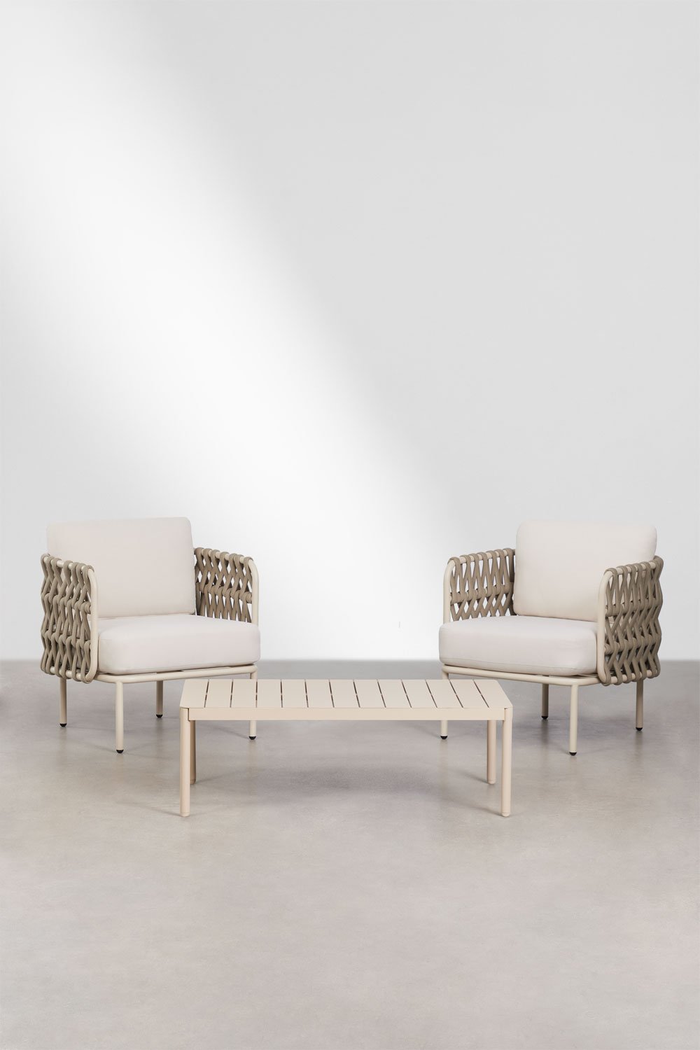 Conjunto de jardín con 2 sillones en cuerda trenzada Tevary y mesa de centro en aluminio Boleni, imagen de galer&iacute;a 3