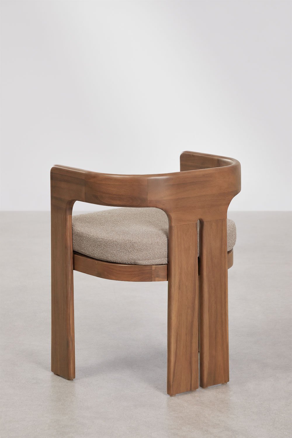 Silla de comedor con reposabrazos en madera de acacia y tela bouclé Kandroa, imagen de galer&iacute;a 3