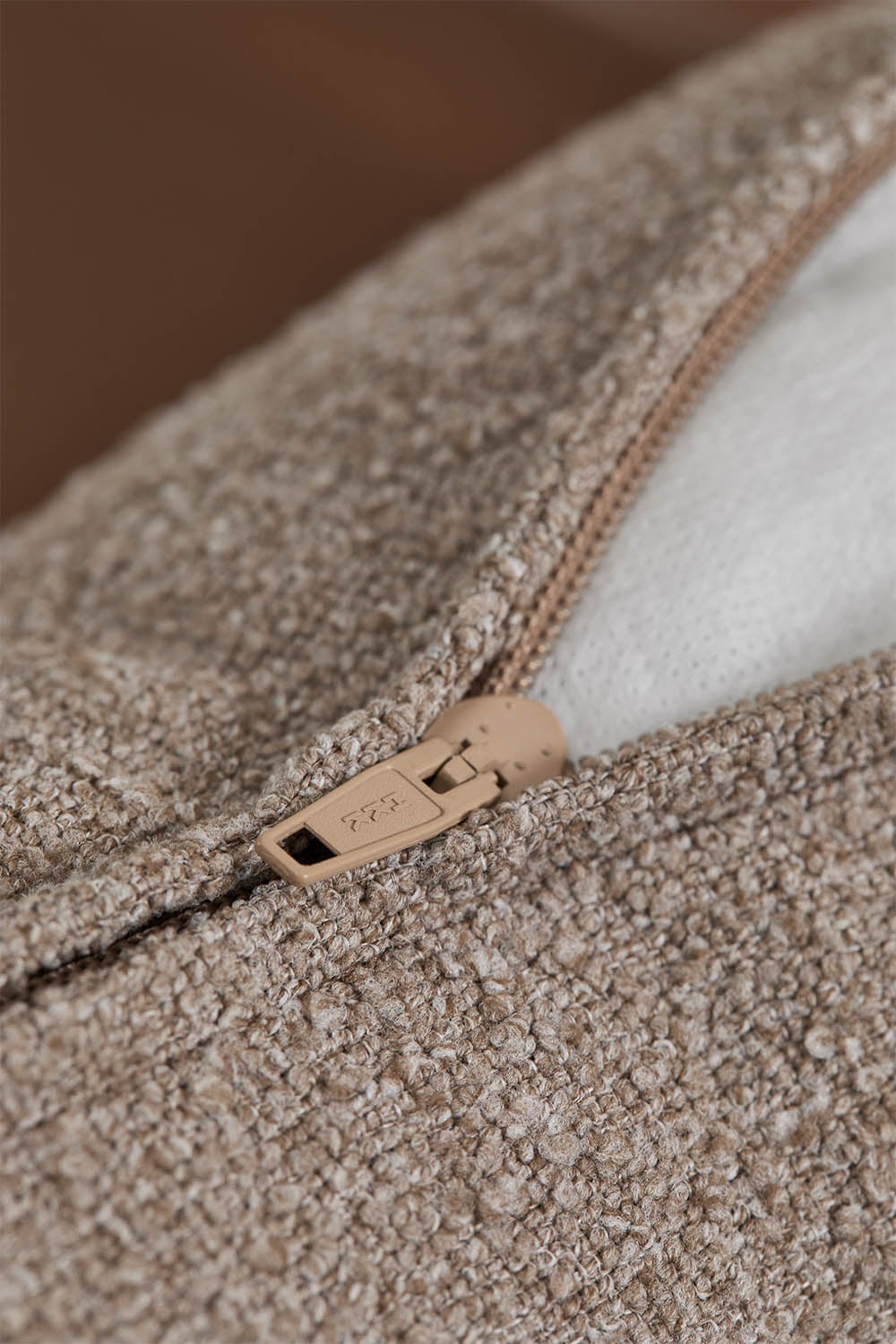 Pack de 4 sillas de comedor con reposabrazos en madera de acacia y tela bouclé Kandroa, imagen de galer&iacute;a 6