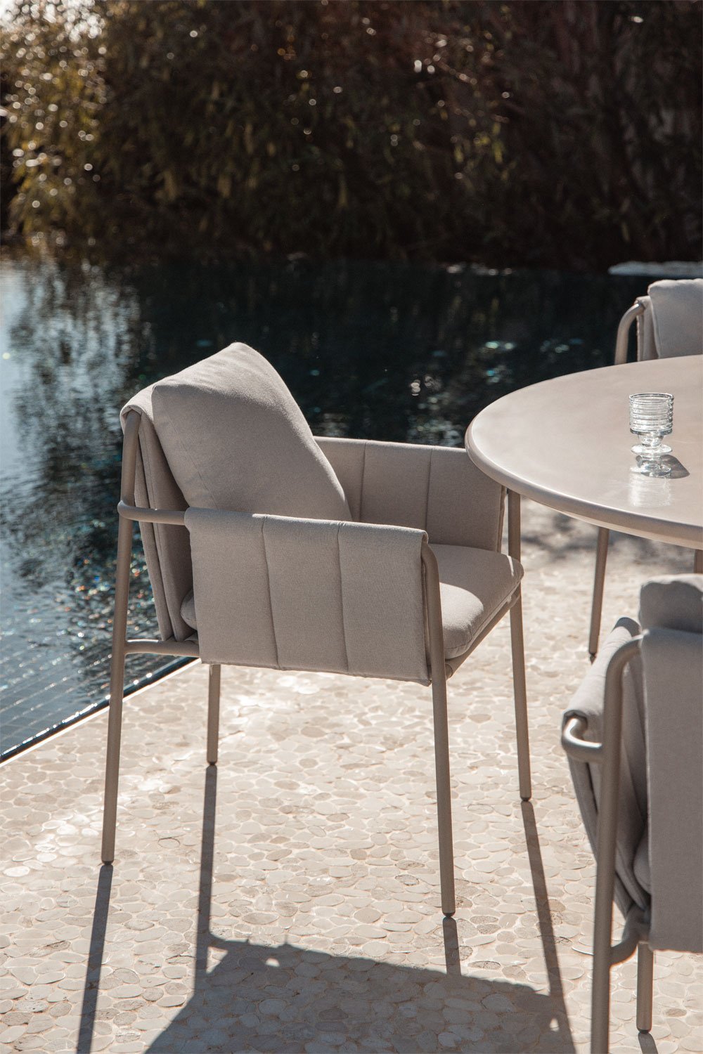 Silla de jardín con reposabrazos tapizada y en acero Zunika, imagen de galer&iacute;a 1