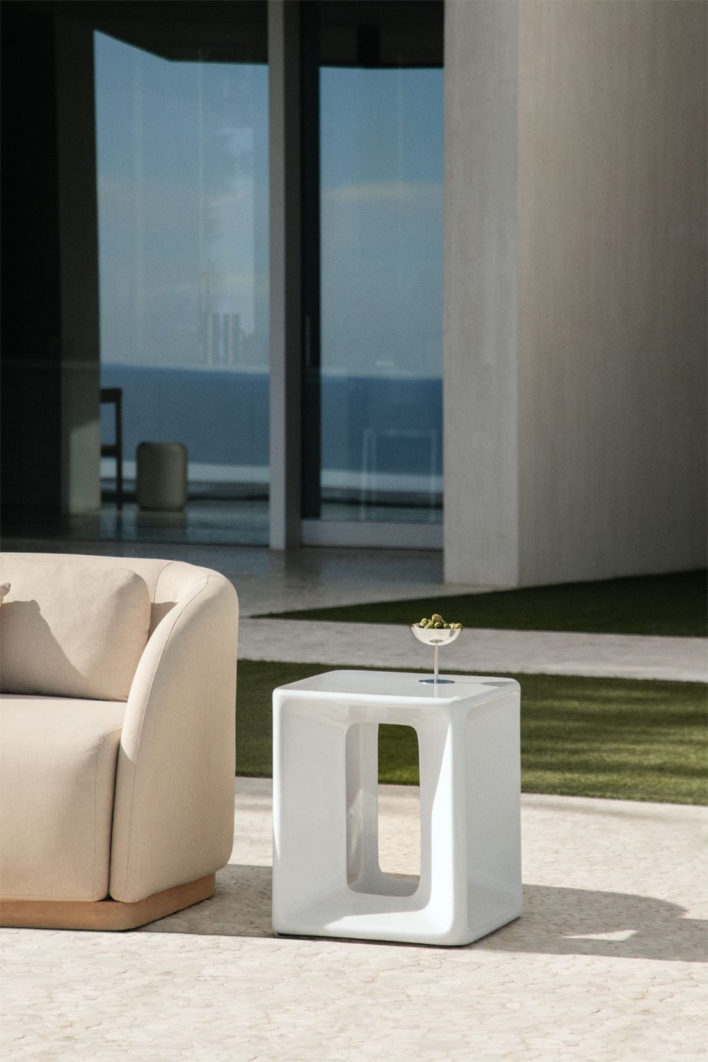 Mesa auxiliar para jardín cuadrada 40x40 cm en cemento y fibra de vidrio Lilou, imagen de galer&iacute;a 1