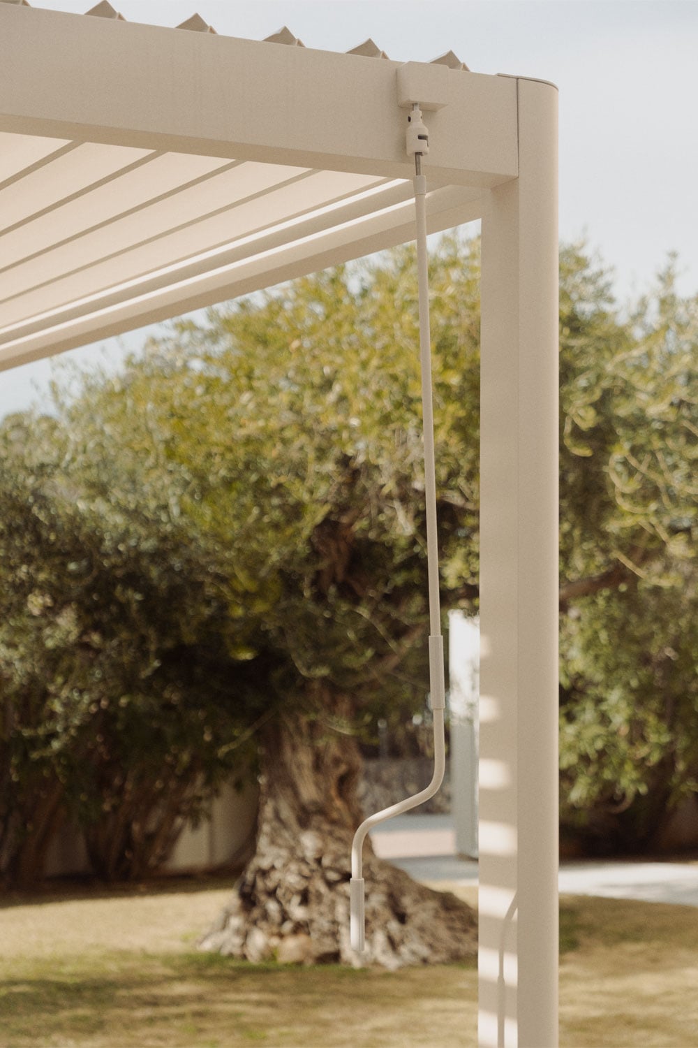 Pérgola bioclimática 3 x 3 m de aluminio con lamas beige tapioca Druvia, imagen de galer&iacute;a 2