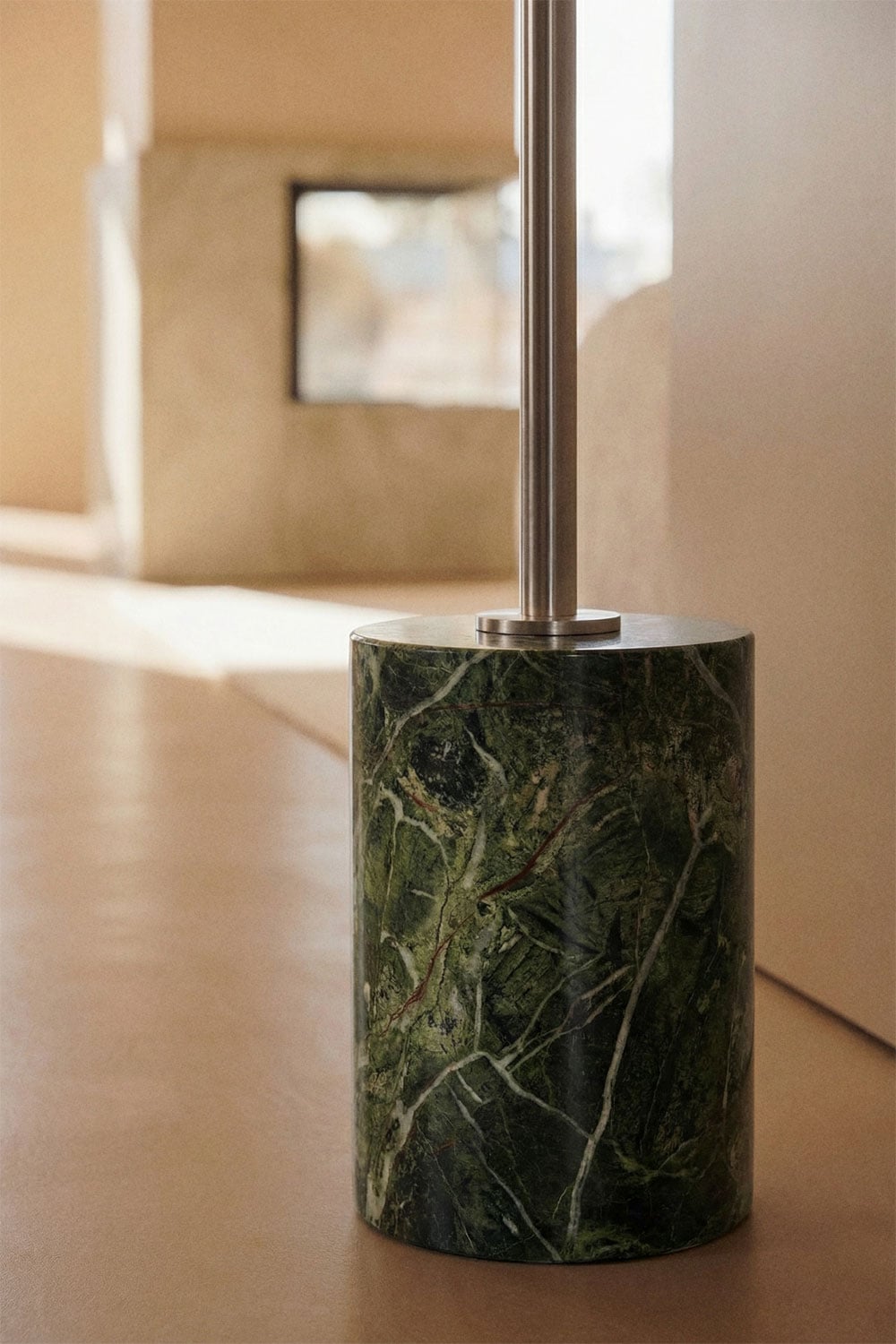 Perchero de pie en hierro y mármol Drivela, imagen de galer&iacute;a 2