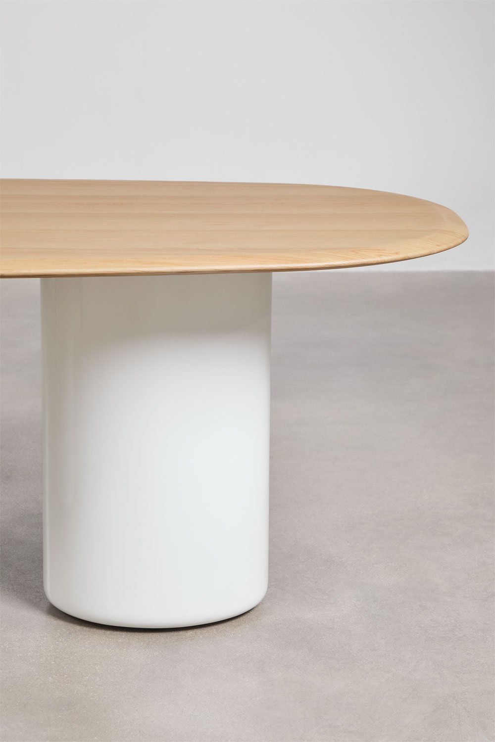 Mesa de comedor ovalada en MDF y cemento Lysander, imagen de galer&iacute;a 3