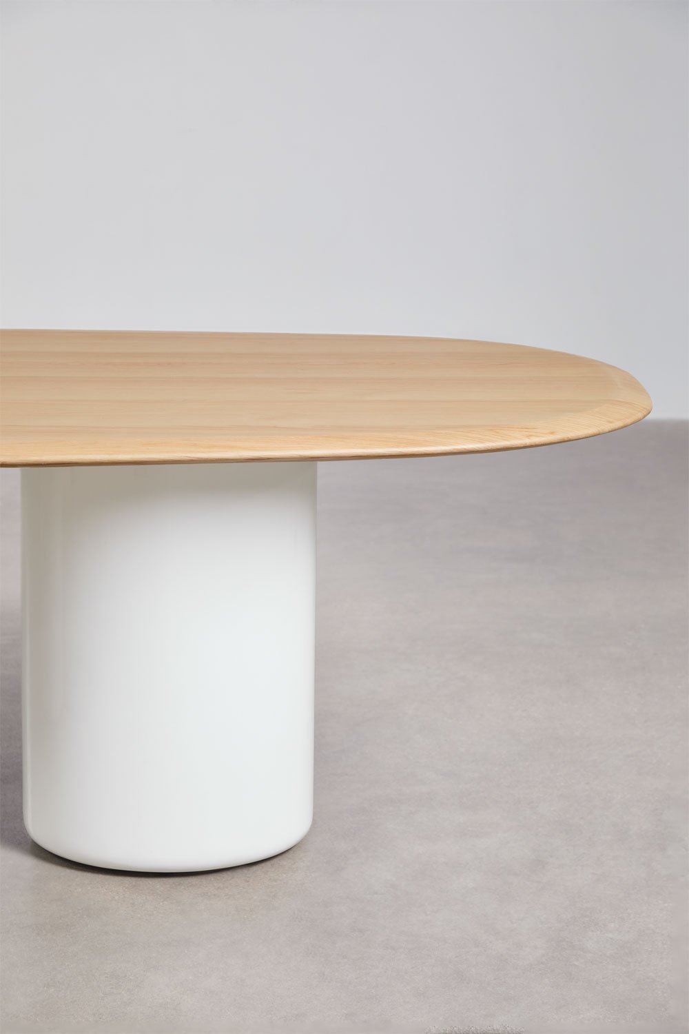 Mesa de comedor ovalada en MDF y cemento Lysander, imagen de galer&iacute;a 3