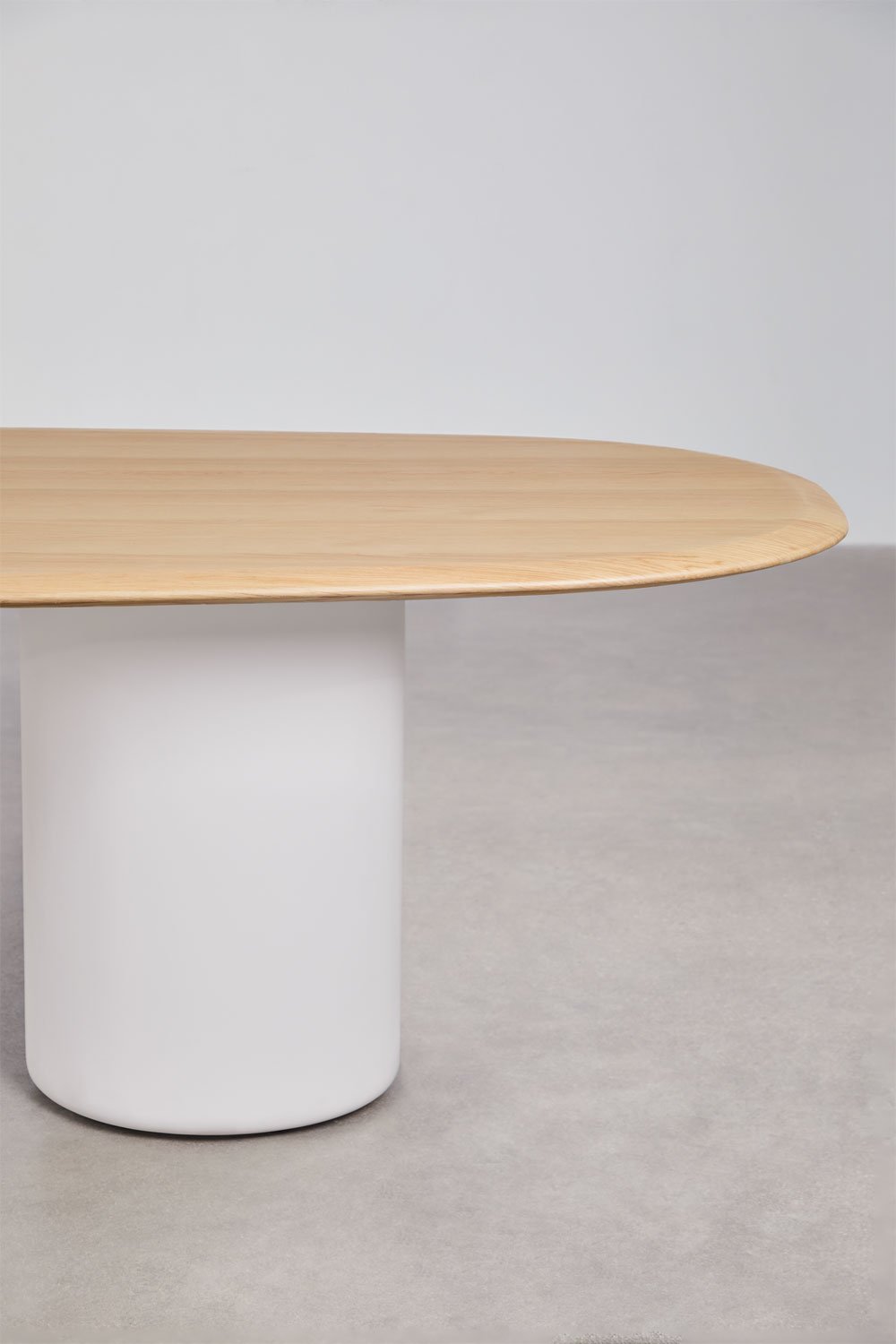 Mesa de comedor ovalada en MDF y cemento Lysander, imagen de galer&iacute;a 3