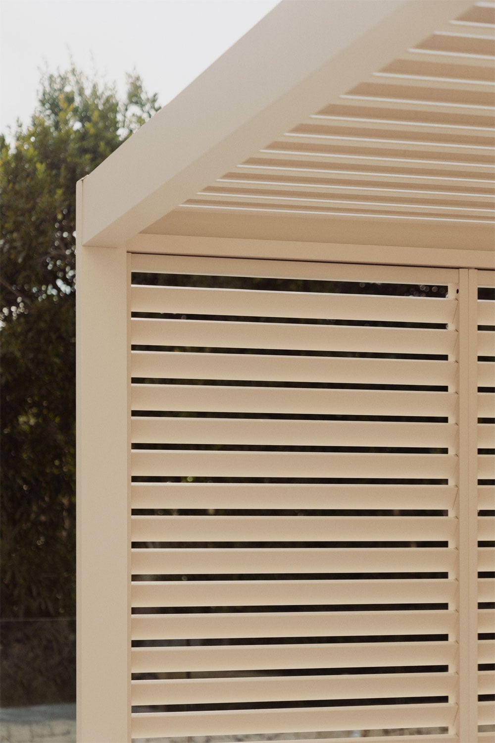 Pérgola bioclimática de aluminio con lamas y panel lateral Druvia, imagen de galer&iacute;a 2