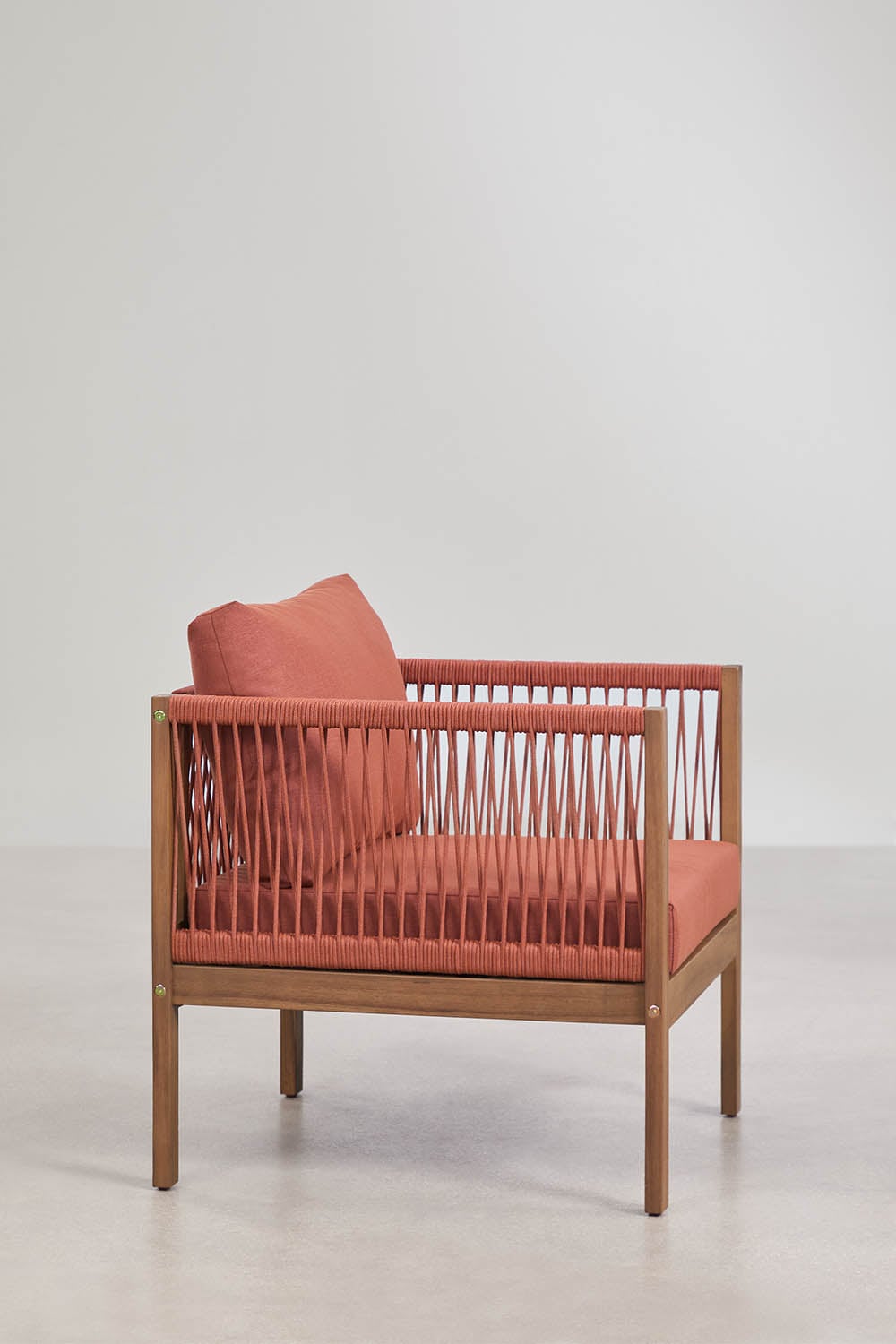 Sillón de jardín con reposabrazos en madera de acacia Branson, imagen de galer&iacute;a 3