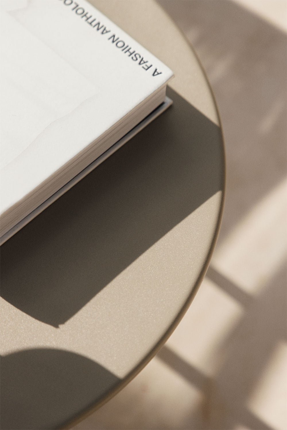 Mesa auxiliar para jardín redonda Ø50 cm en acero Kuorin, imagen de galer&iacute;a 2