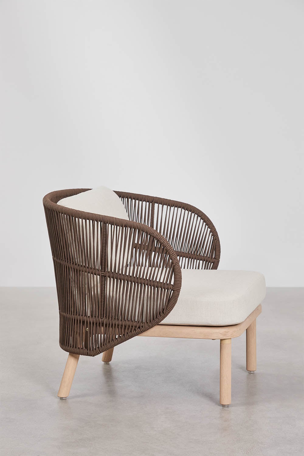Conjunto de jardín con 2 sillones en cuerda trenzada Capri y mesa de centro redonda Ø75 cm en cemento Layana, imagen de galer&iacute;a 5