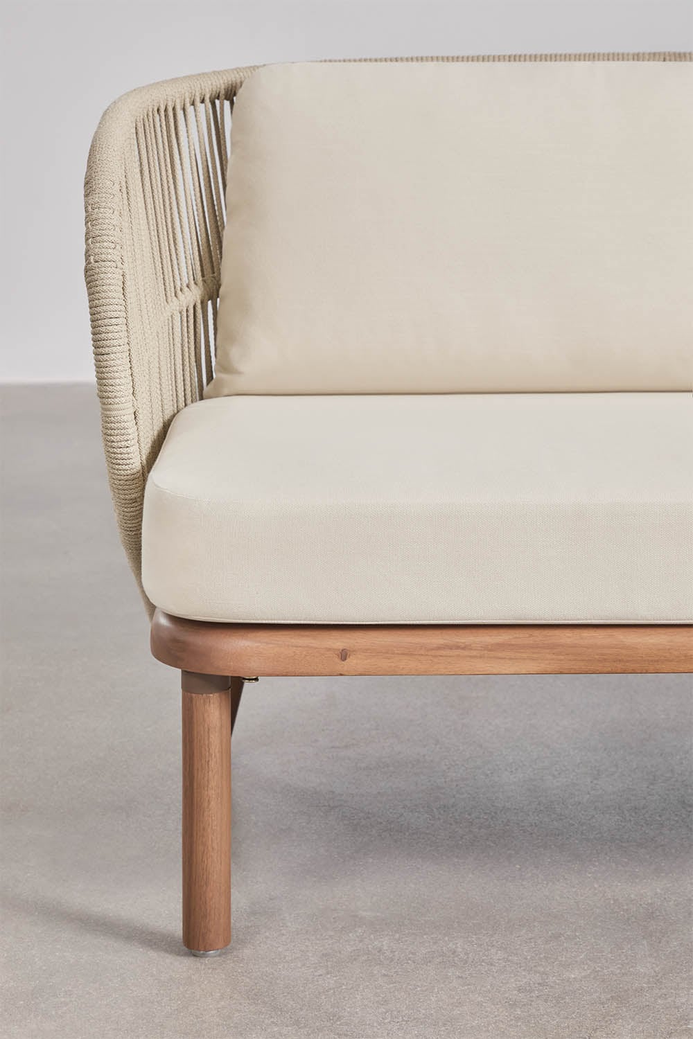 Conjunto de salón con sofá de 2 plazas en cuerda trenzada Capri y mesa de centro redonda Ø75 cm en cemento Layana, imagen de galer&iacute;a 4