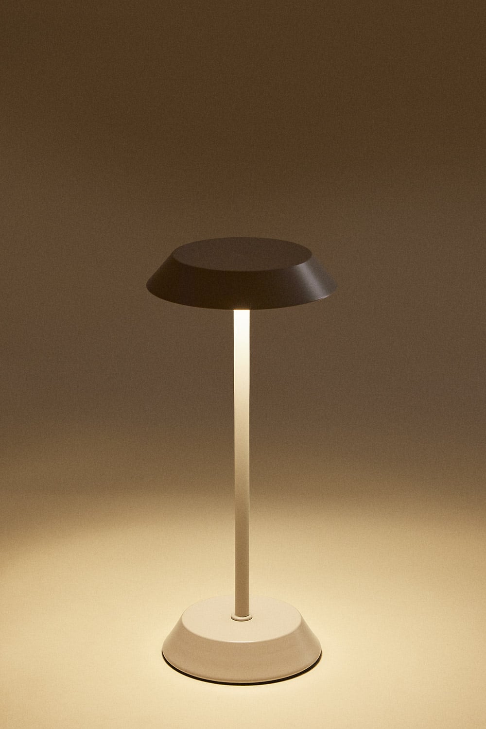 Lámpara de mesa LED inalámbrica para exterior en hierro Oravella, imagen de galer&iacute;a 5