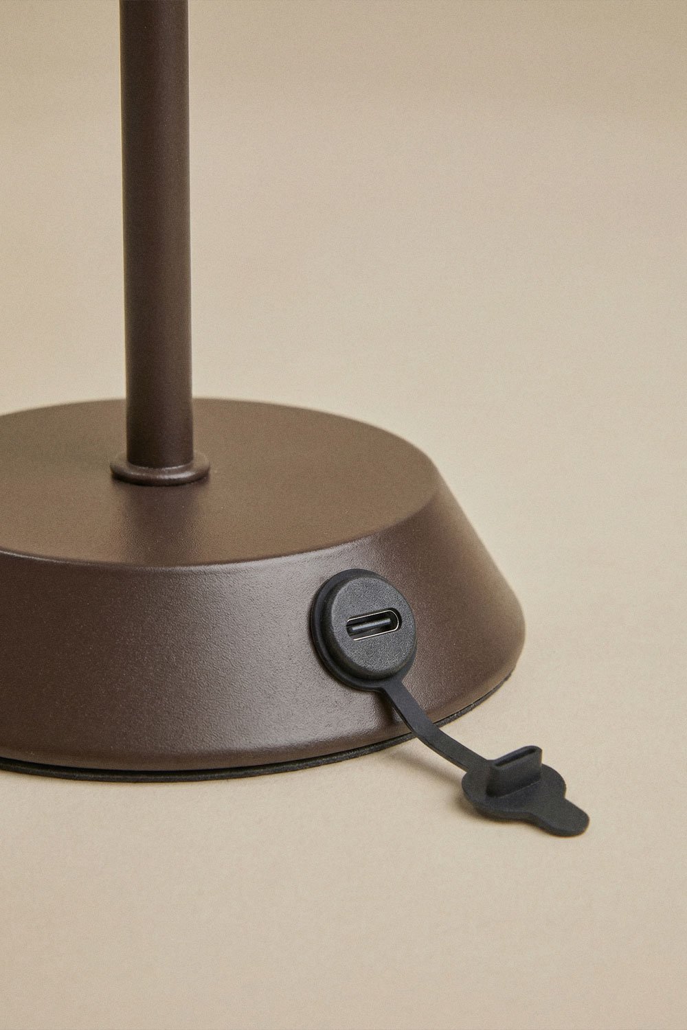 Lámpara de mesa LED inalámbrica para exterior en hierro Oravella, imagen de galer&iacute;a 7