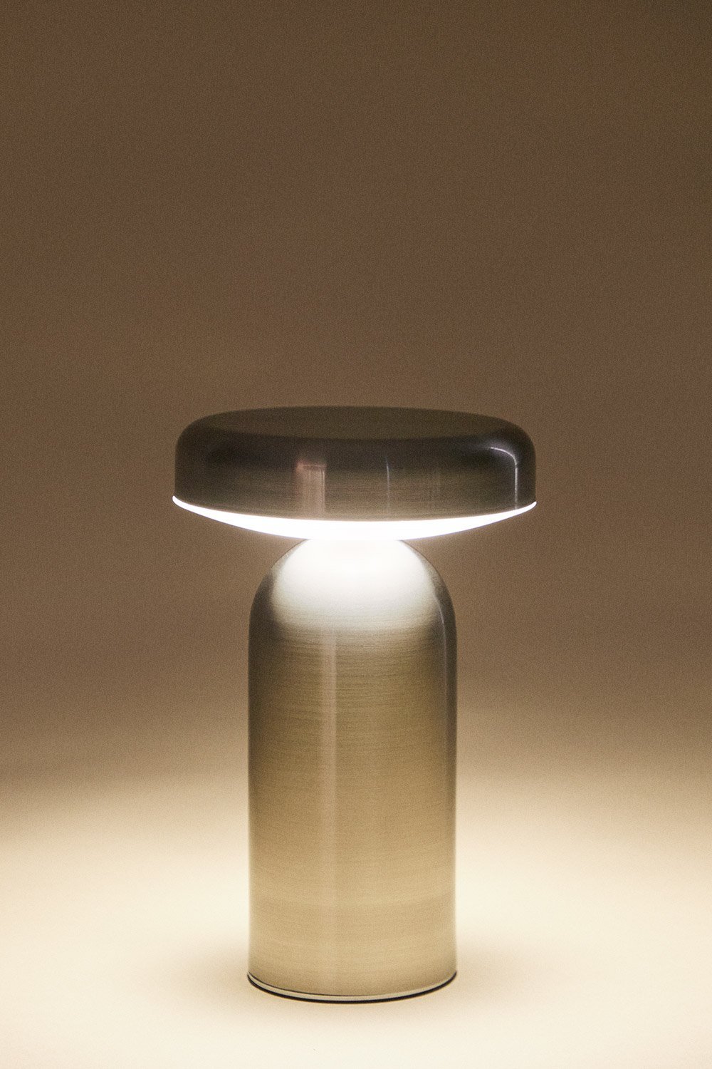 Lámpara de mesa LED inalámbrica para exterior en hierro Akita, imagen de galer&iacute;a 4