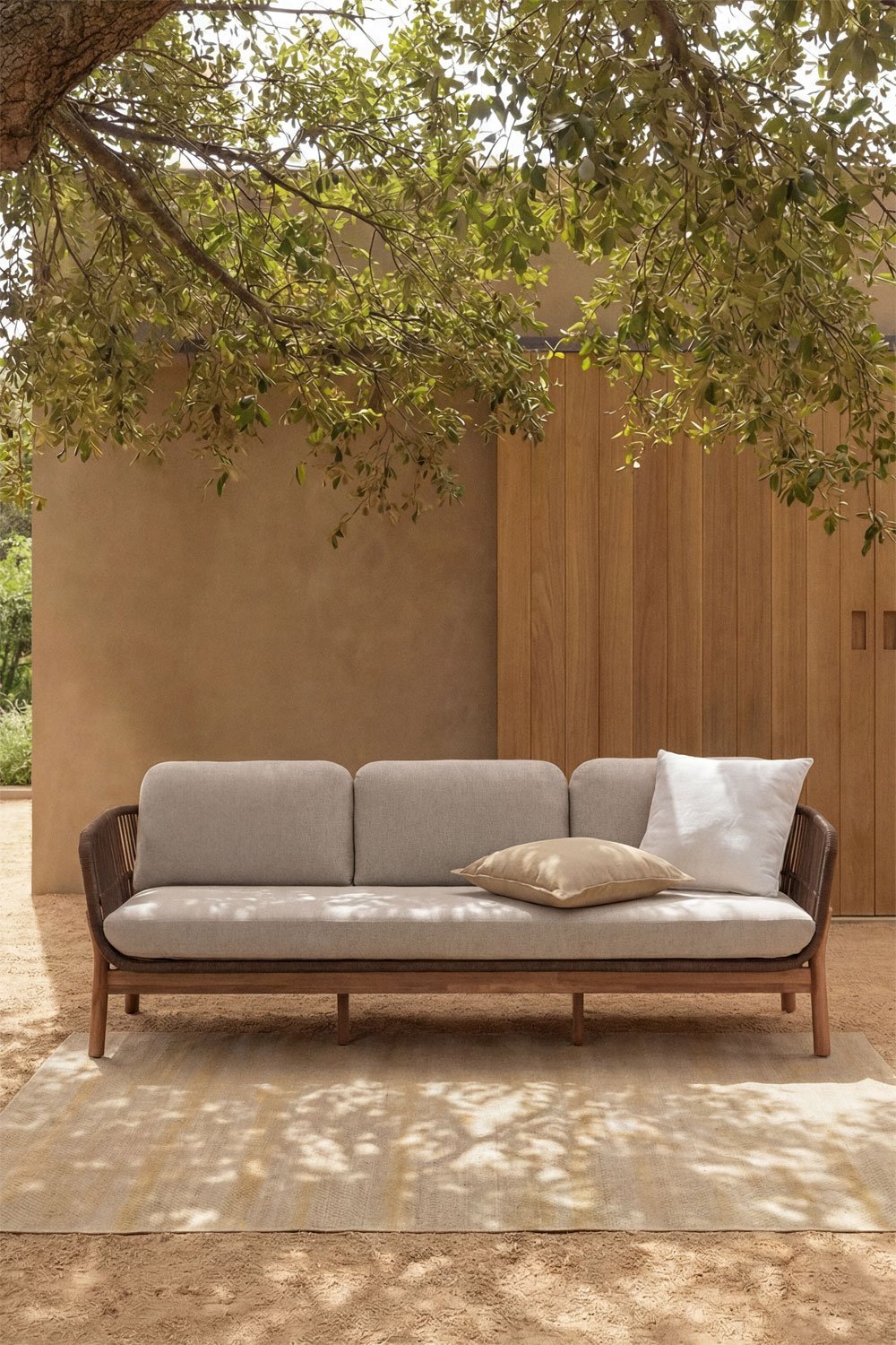 Sofá de jardín de 3 plazas en madera de acacia y cuerda trenzada Karvia, imagen de galer&iacute;a 1