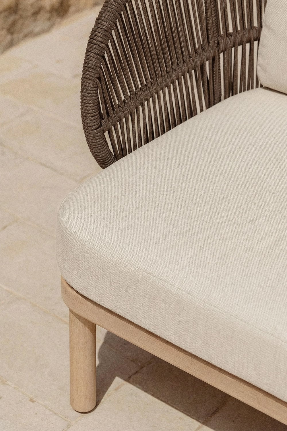 Conjunto de jardín con sofá de 2 plazas, 2 sillones en cuerda trenzada Capri y mesa de centro en madera de acacia Olivia, imagen de galer&iacute;a 2