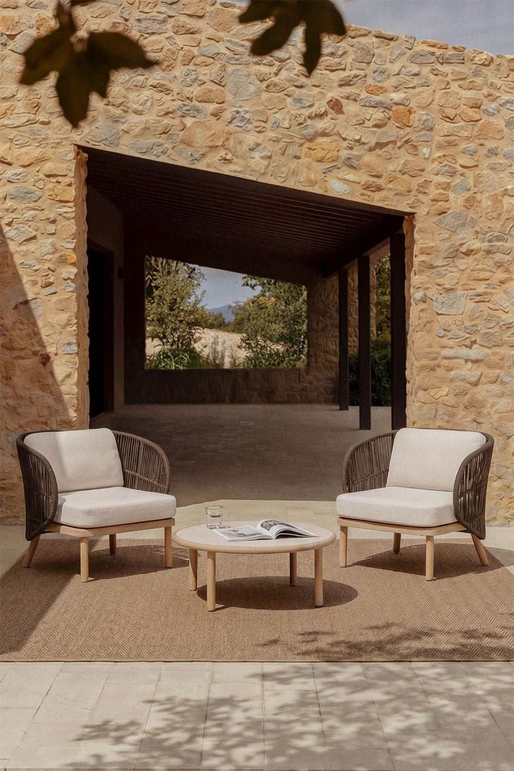 Conjunto de jardín con 2 sillones en cuerda trenzada Capri y mesa de centro en madera de acacia Olivia, imagen de galer&iacute;a 1