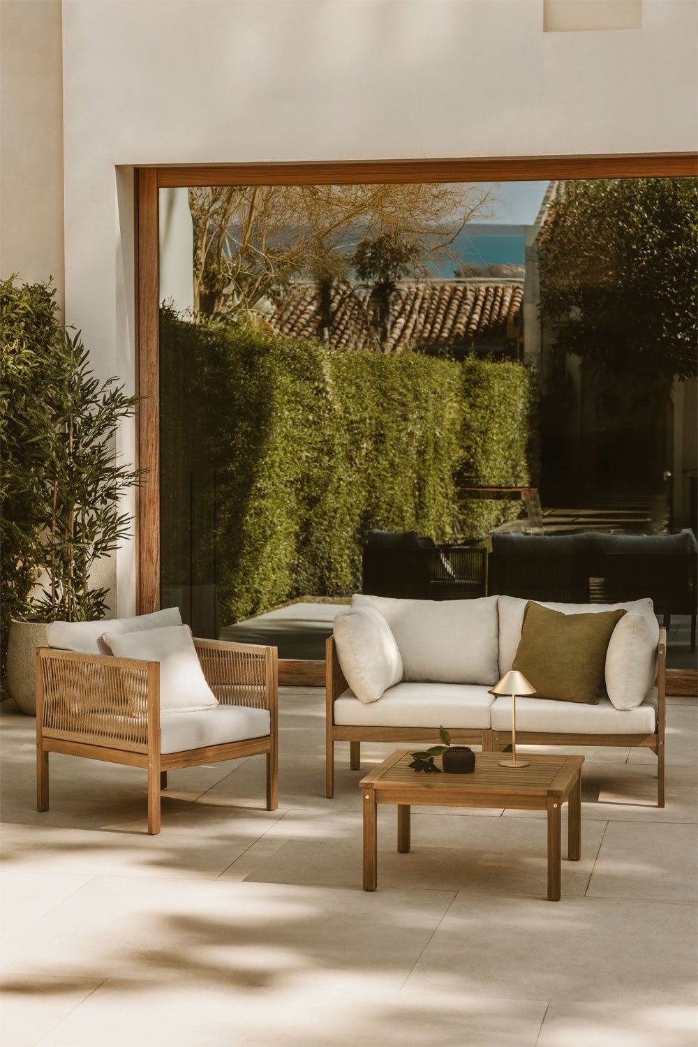 Conjunto de salón con sofá modular de 2 piezas con reposabrazos, sillón y mesa de centro en madera de acacia Branson, imagen de galer&iacute;a 11