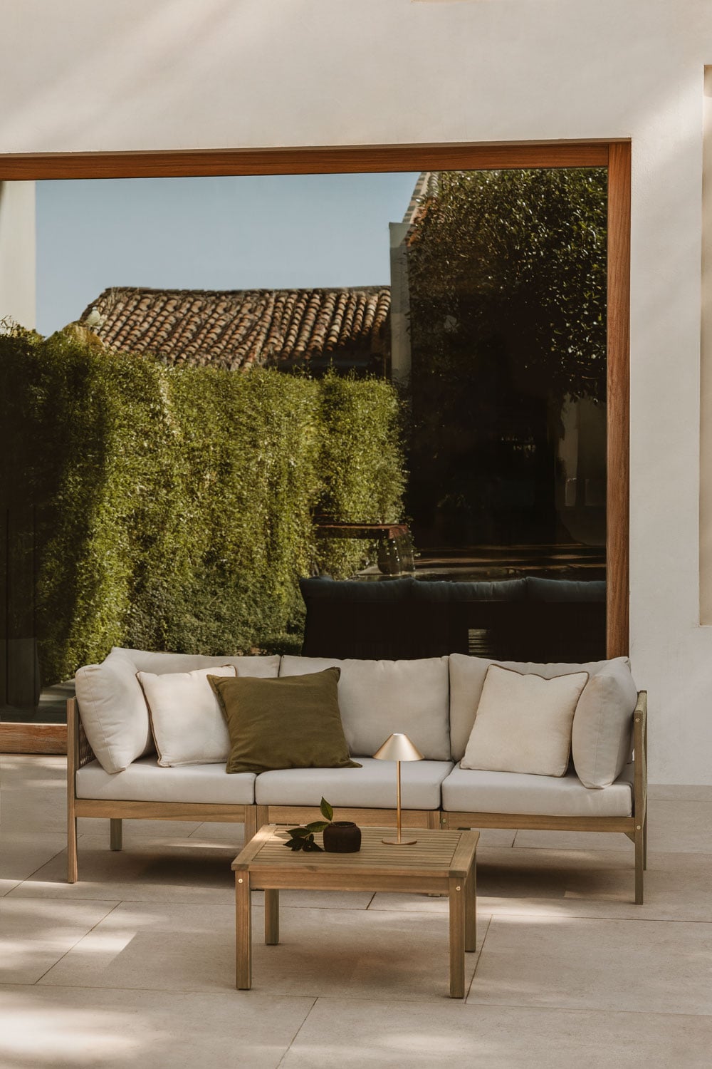 Conjunto de jardín con sofá modular de 3 piezas con reposabrazos y mesa de centro en madera de acacia Branson , imagen de galer&iacute;a 13