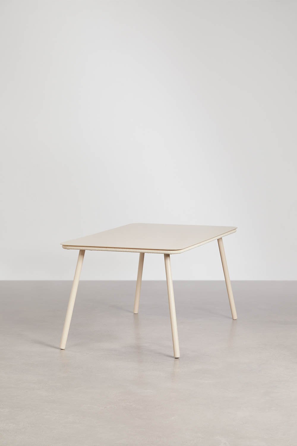 Set de mesa rectangular 160x90 cm y 4 sillas de jardín apilables en cuerda trenzada Arhiza, imagen de galer&iacute;a 3
