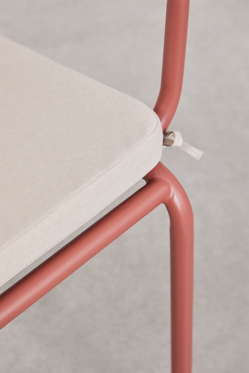 Silla de comedor apilable con reposabrazos en cuerda trenzada Arhiza, imagen de galer&iacute;a 5