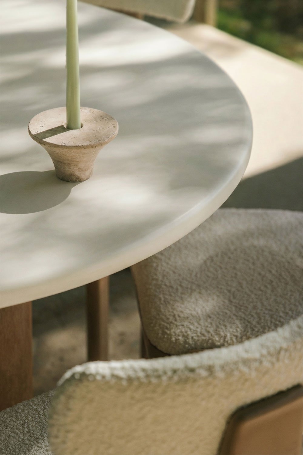 Mesa de jardín redonda en cemento y madera de acacia Sharpay, imagen de galer&iacute;a 2