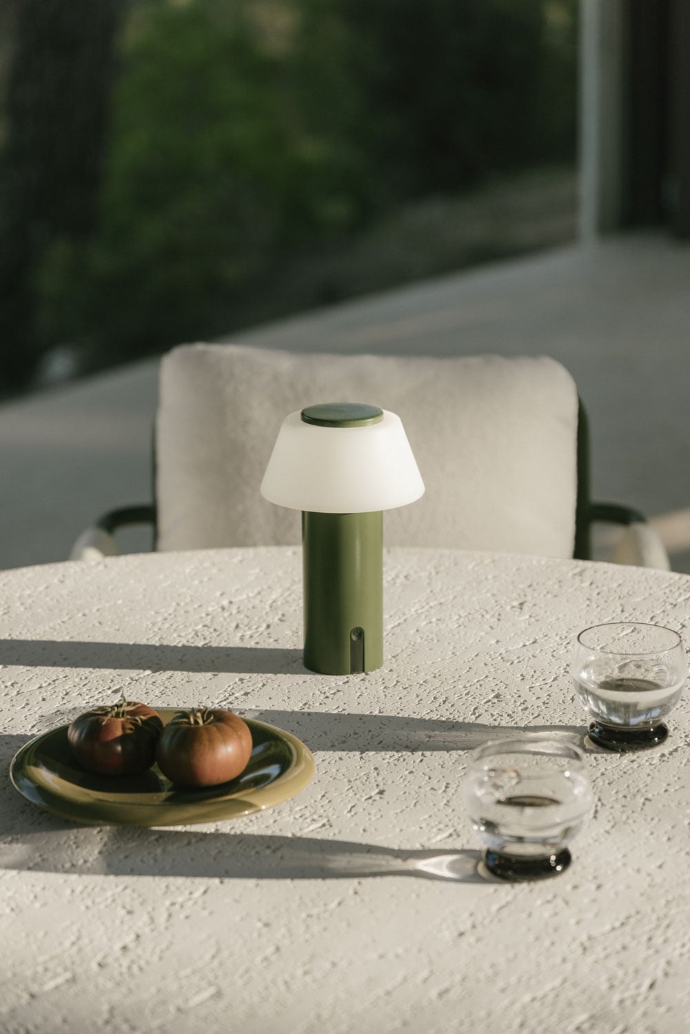 Set de mesa redonda Ø120 cm en cemento Eloria y 6 sillas de jardín con reposabrazos tapizadas y en acero Zunika, imagen de galer&iacute;a 2