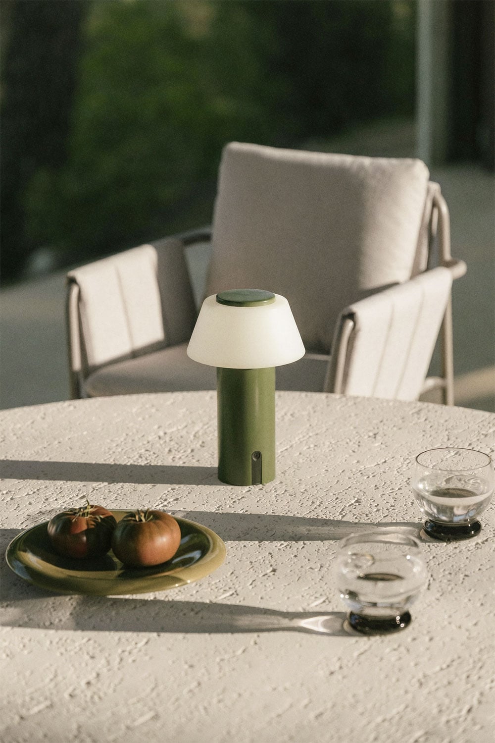 Set de mesa redonda Ø120 cm en cemento Eloria y 6 sillas de jardín con reposabrazos tapizadas y en acero Zunika, imagen de galer&iacute;a 2