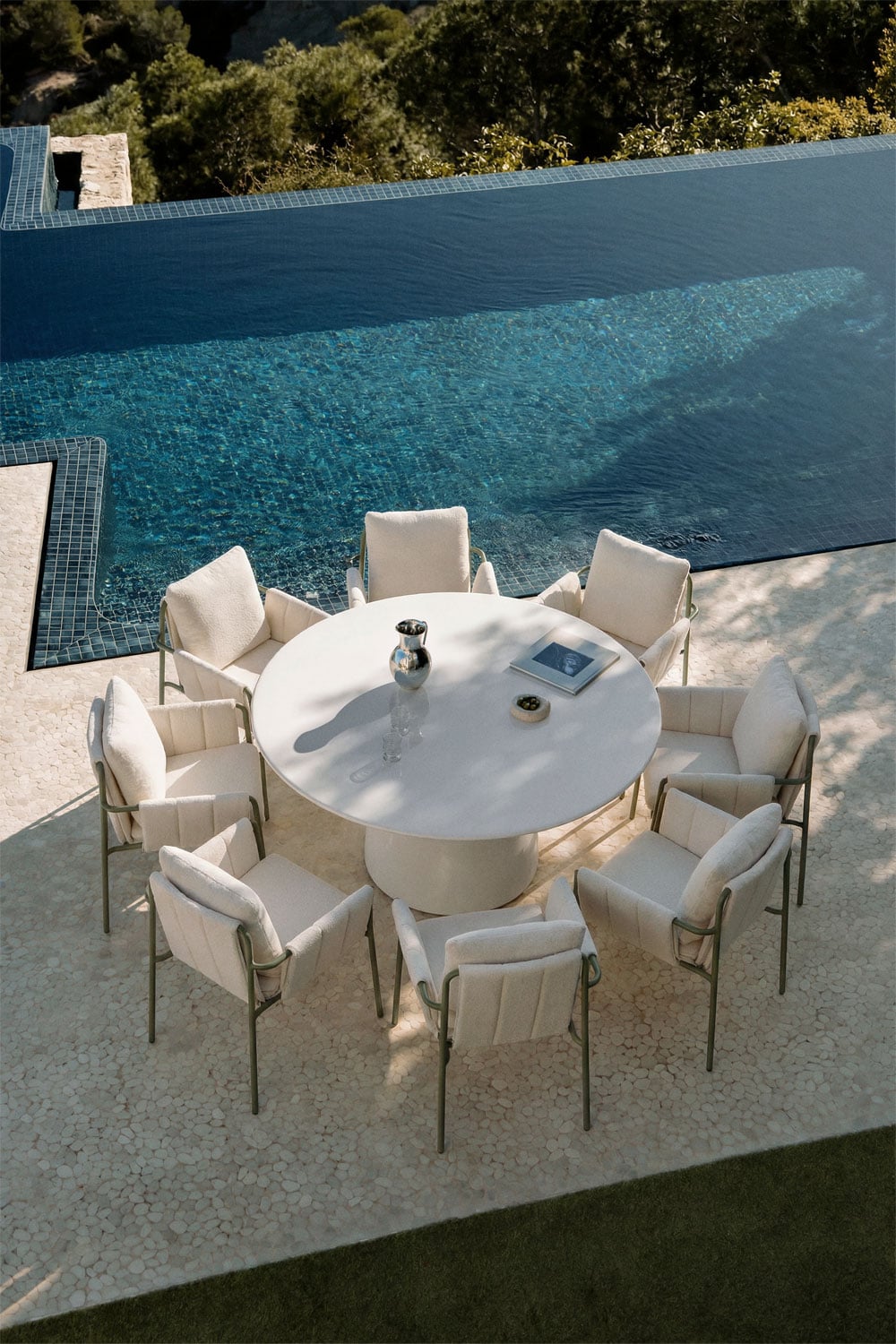 Set de mesa redonda Ø150 cm en cemento Numira y 8 sillas de jardín con reposabrazos tapizadas y en acero Zunika, imagen de galer&iacute;a 1