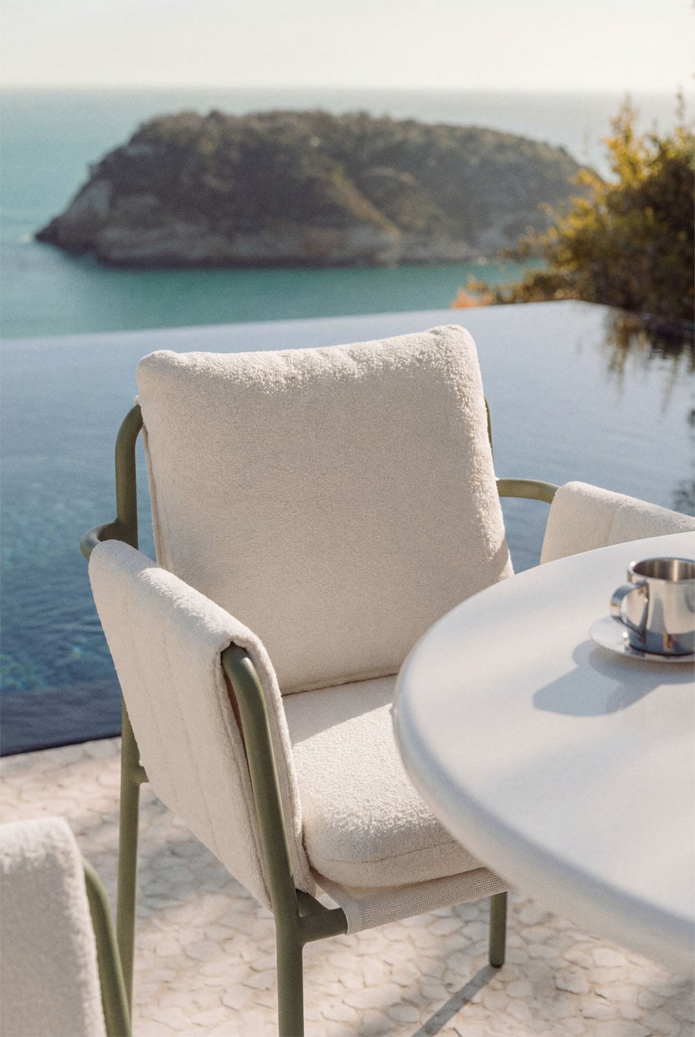 Set de mesa redonda Ø90 cm en cemento y fibra de vidrio Melody y 4 sillas de jardín con reposabrazos tapizadas y en acero Zunika, imagen de galer&iacute;a 2