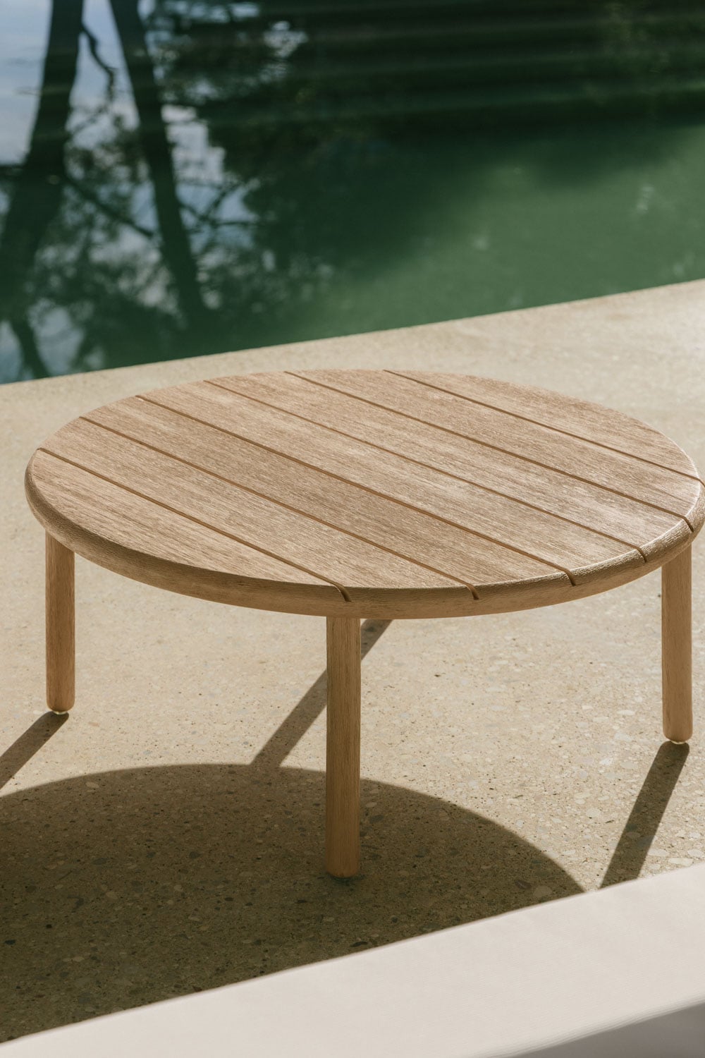 Mesa de centro para jardín redonda en madera de acacia Olivia, imagen de galer&iacute;a 1