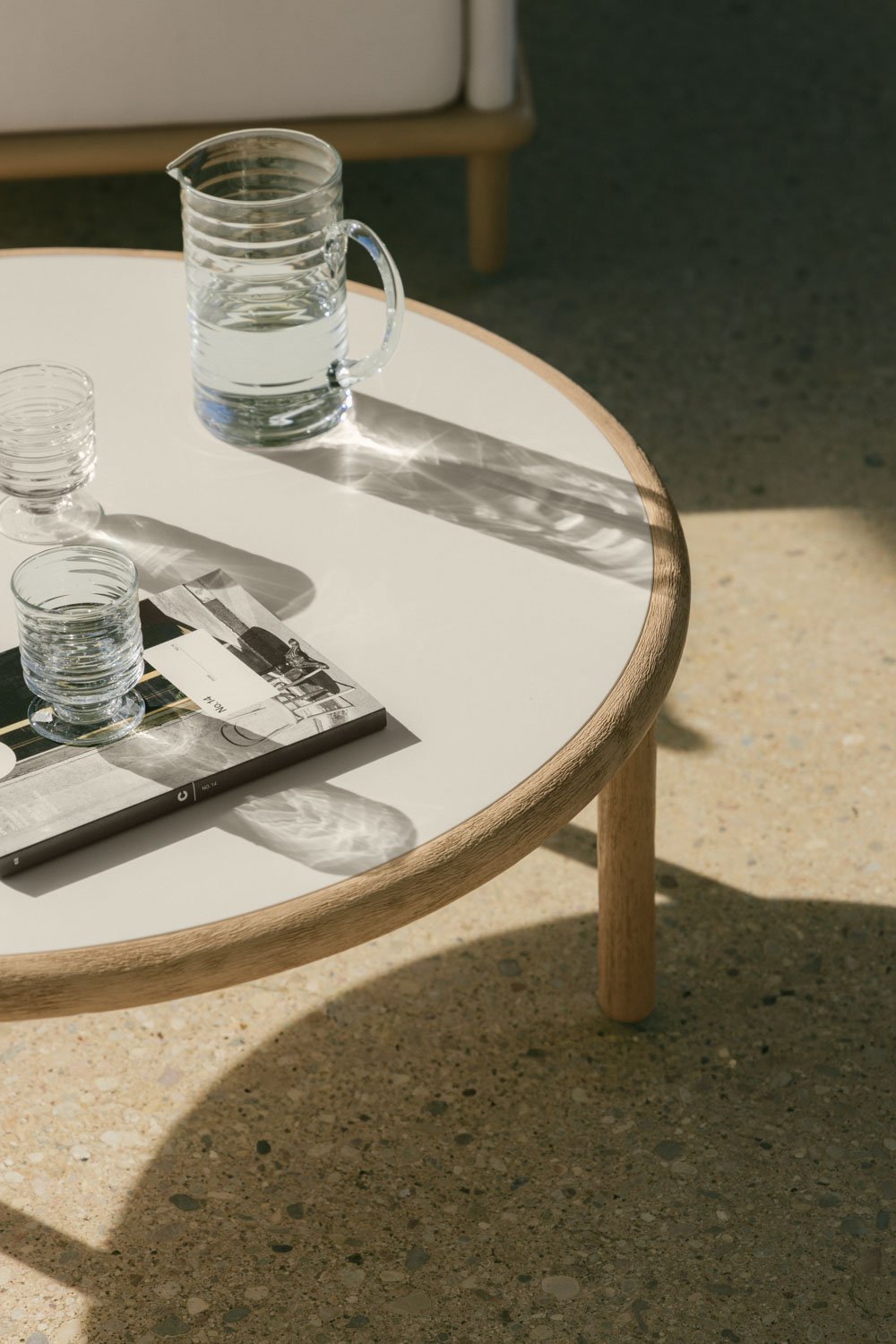 Mesa de centro para jardín redonda en madera de acacia Olivia, imagen de galer&iacute;a 2