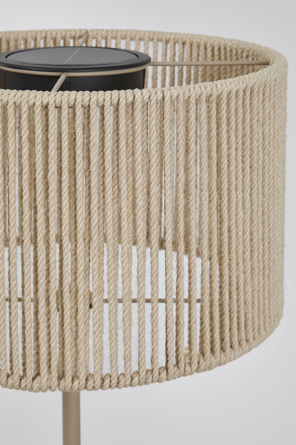 Lámpara de pie solar LED inalámbrica para exterior en hierro y cuerda trenzada Krabi, imagen de galer&iacute;a 4