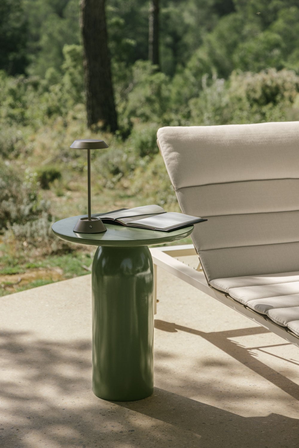 Mesa auxiliar para jardín redonda Ø45 cm en cemento Layana, imagen de galer&iacute;a 1