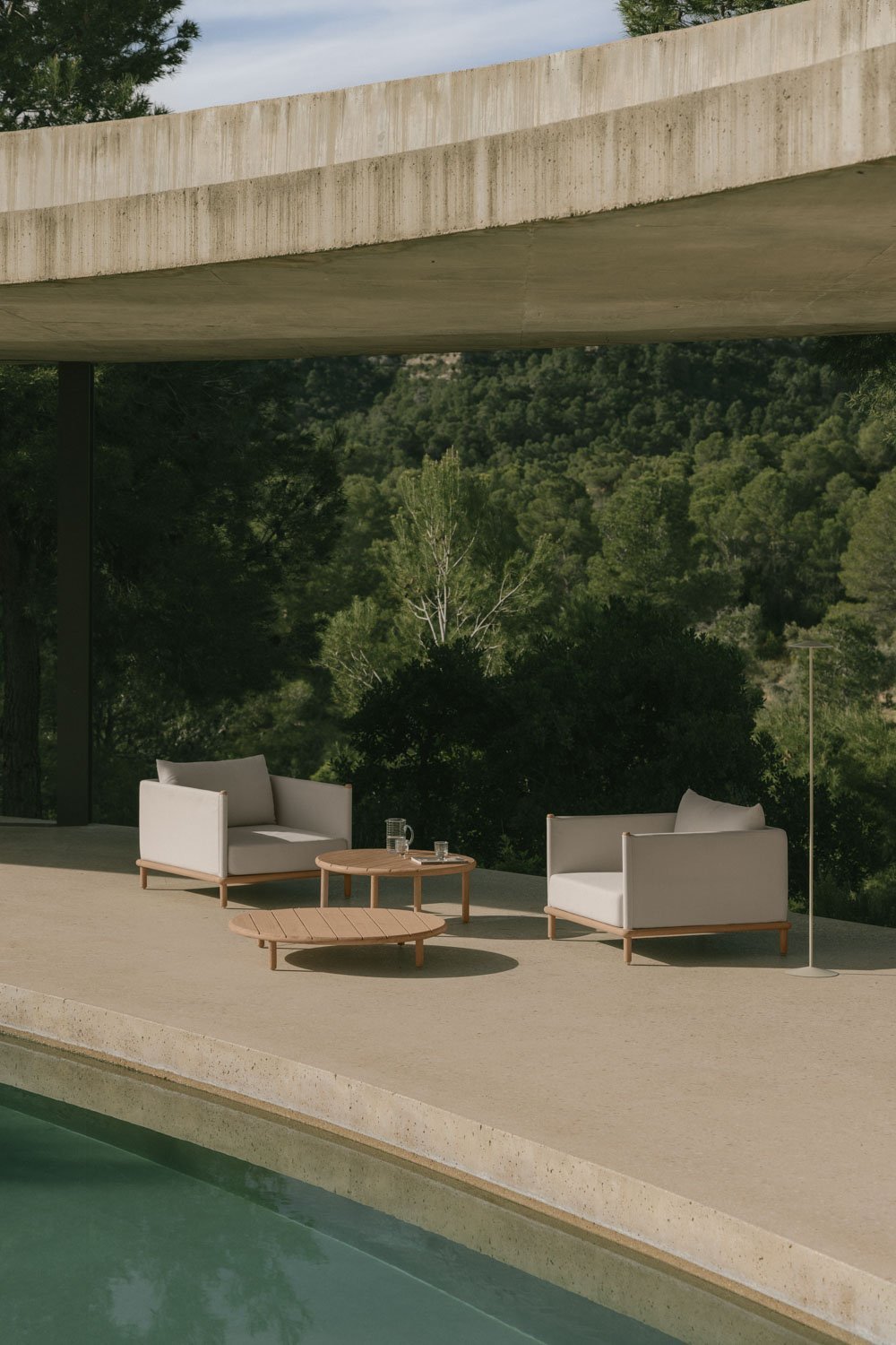 Conjunto de jardín con 2 sillones y 2 mesas de centro redondas en madera de acacia Olivia, imagen de galer&iacute;a 1