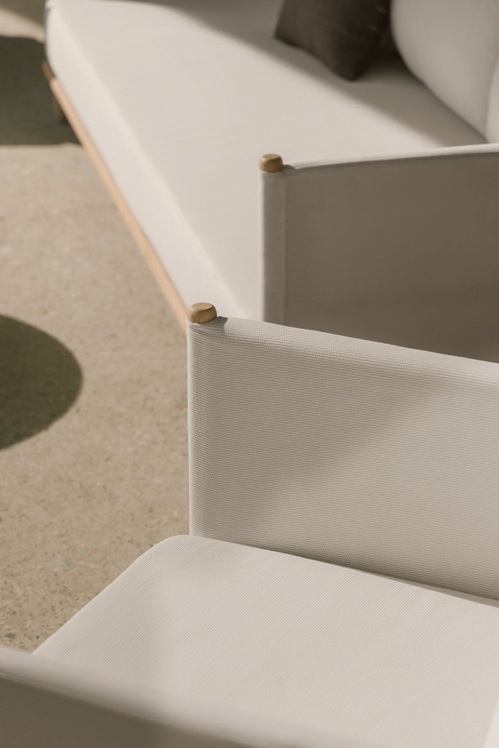 Conjunto de jardín con sofá de 3 plazas, 2 sillones y 2 mesas de centro redondas en madera de acacia Olivia, imagen de galer&iacute;a 2